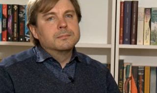 Руски писател: Путин е специално обучен да създава и продава страхове