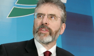 Лидерът на Шин Фейн Джери Адамс е арестуван за убийство от 1972 г.