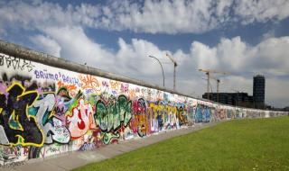 Google отбелязва 30 години от падането на Берлинската стена