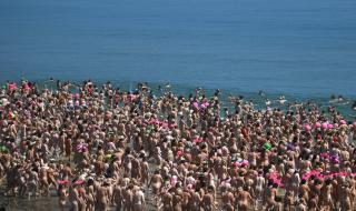 Над 2 500 жени се съблякоха голи в името на рекорда и борбата с рака (ВИДЕО)