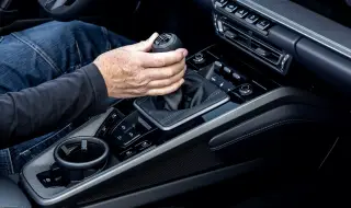 Porsche измисли хитър начин да "запази" ръчната скоростна кутия в ерата на автоматиците