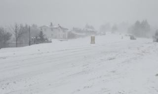 Снегът затвори пътища и остави села без ток