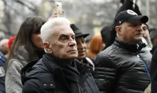 Линейка откара Волен Сидеров от градинка в центъра на София
