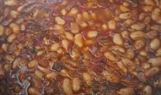 Рецепта на деня: Боб яхния със сушени домати и сушен пачи крак