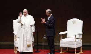 Папа Франциск пристигна в Португалия за Световните дни на католическата младеж
