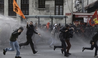 Водни оръдия и хаос в Истанбул