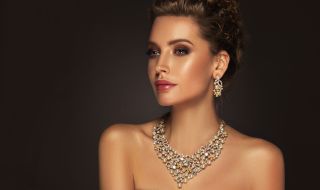 Вечерна визия със сребърни бижута – как да съчетаем?