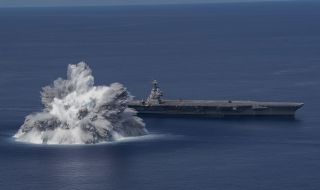 Американският флот симулира атака срещу самолетоносача „Джералд Форд“