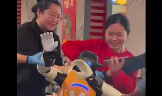 Робот-работник излезе извън контрол в заведение в Калифорния (ВИДЕО)