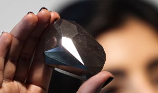 Продават най-големия черен диамант в света (СНИМКИ)