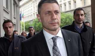 Стойчев: Държа на оставката на Лазаров