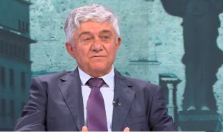 Румен Ненков: Напудрената театралност създава усещане за близост към политически структури