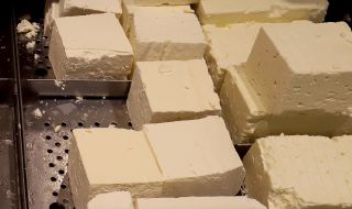 Откриха 600 кг сирене с изтекъл срок в Пловдив