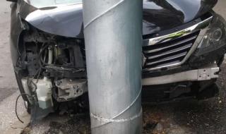 Пловдивчанка се заби в стълб на улично осветление