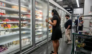 Точно преди Коледа: Защо американците купуват по-малко