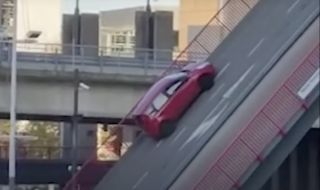 Кола с младо семейство в нея падна от подвижен мост (ВИДЕО)