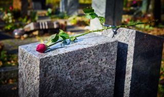 Надгробен камък стана сензация в интернет (ВИДЕО)