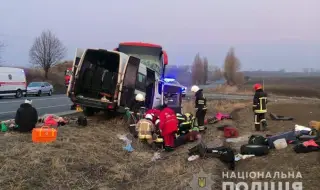Трагедия: 14 души загинаха в катастрофа между цистерна с петрол и бус в Украйна
