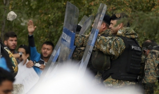 Македонската полиция използва шокови гранати срещу бежанците