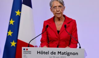 Френската министър-председателка връчи оставката си на Макрон, но той не я прие