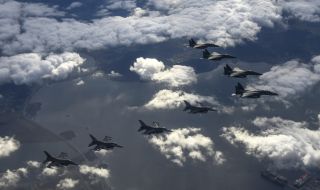 180 военни самолета летят край границата