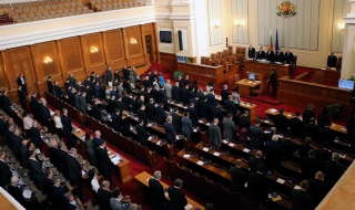 Депутатите започнаха работа с минута мълчание
