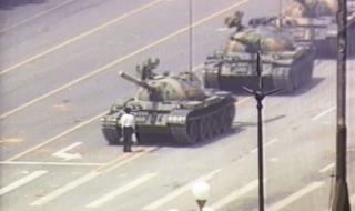 Кой е мъжът, застанал пред танковете на площад Тянанмън?