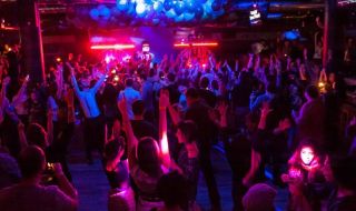 НАП проверява нощни заведения по морето: Популярна дискотека във Варна издава "служебен бон" вместо фискален