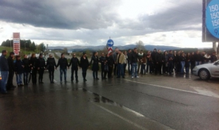 Блокираха пътя Перник - София