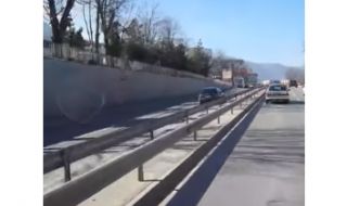 Шофьор шпори в насрещното на оживен булевард във Враца (ВИДЕО)