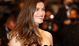 Летисия Каста се завърна на модния подиум в Париж  (ВИДЕО)