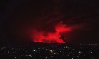Лавата от изригващ вулкан унищожи няколко села
