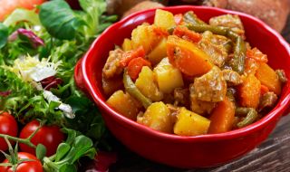Рецепта на деня: Яхния от млади картофи и пресен зелен боб