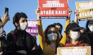 Стотици арестувани на студентски протести в Турция