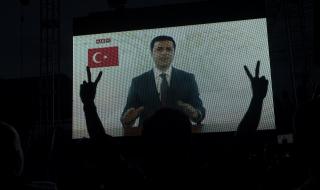 Турски съд постанови обезщетение за задържания враг на Ердоган