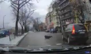 Вижте как кола помете пешеходец в Пловдив (ВИДЕО)