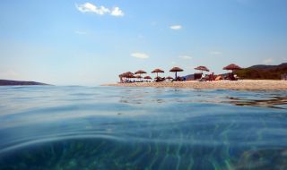 Централният плаж в Черноморец остава без спасители и лекари