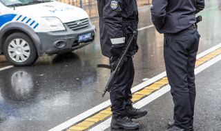 Бомба рани осем полицаи в Турция