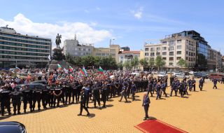 Симпатизанти на "Възраждане" протестират пред парламента срещу кабинета "Денков-Габриел"