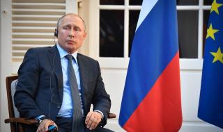 Защо Путин никога не носи маска и не избягва ръкостисканията?