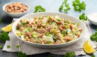 Рецепта на деня: Пикантна салата с риба тон и хумус