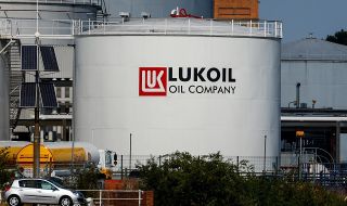 "Лукойл" опровергава твърденията за доставки на гориво за Украйна от рафинерията в България, обмисля да заведе дело 