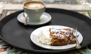 Рецепта на деня: Ябълков щрудел с дърпани кори