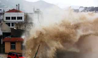 Тайфунът „Чан-хом” удари китайския бряг, нанесе щети за стотици милиони