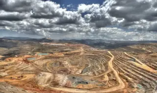 Въоръжени мъже убиха девет души в мина в Перу