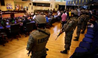Военни обсадиха парламента на Салвадор
