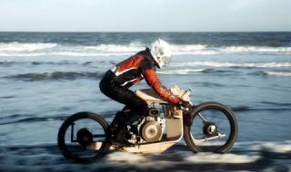 Дървен мотоциклет, работещ с гориво от водорасли
