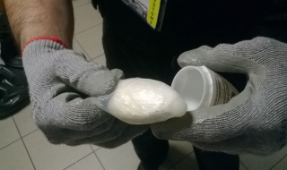 Задържаха близо 3 кг кокаин в зарядни за телефон