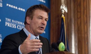 Внесоха жалба срещу Болдуин за опасно поведение на снимачната площадка