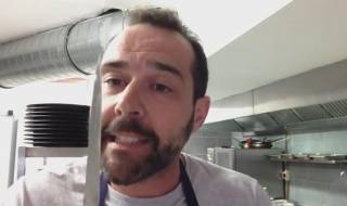 Гневен готвач заплаши да "пререже гърлото" на недоволен клиент (ВИДЕО)